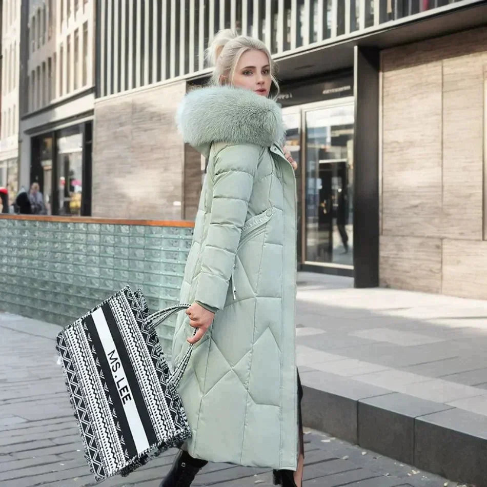 Elegant dame fuskepelskåpe for vinteren, lang og varmt yttertøy i mote.