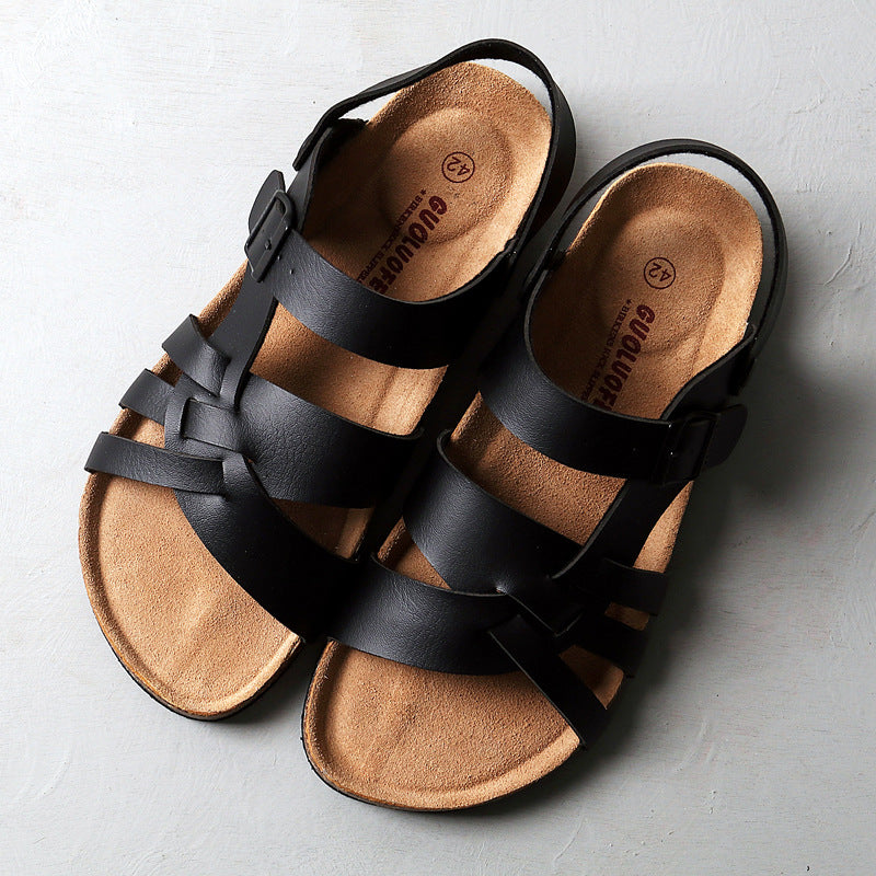 Et par komfortable menns sandaler med moderne utskjæringsdesign, egnet som lette sommer- og strandsko.