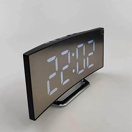 Hvit moderne vekkerklokke med rød digital LED-tid, speiloverflate og mulighet for flere alarmer.