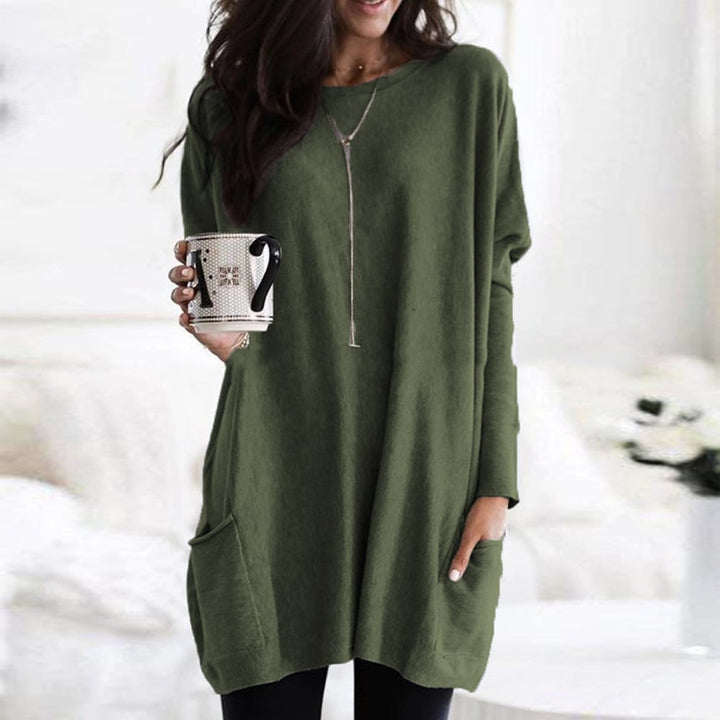 Myk og stilfull t-skjorte til dame. Elegant design med lomme for en avslappet, men chic look.