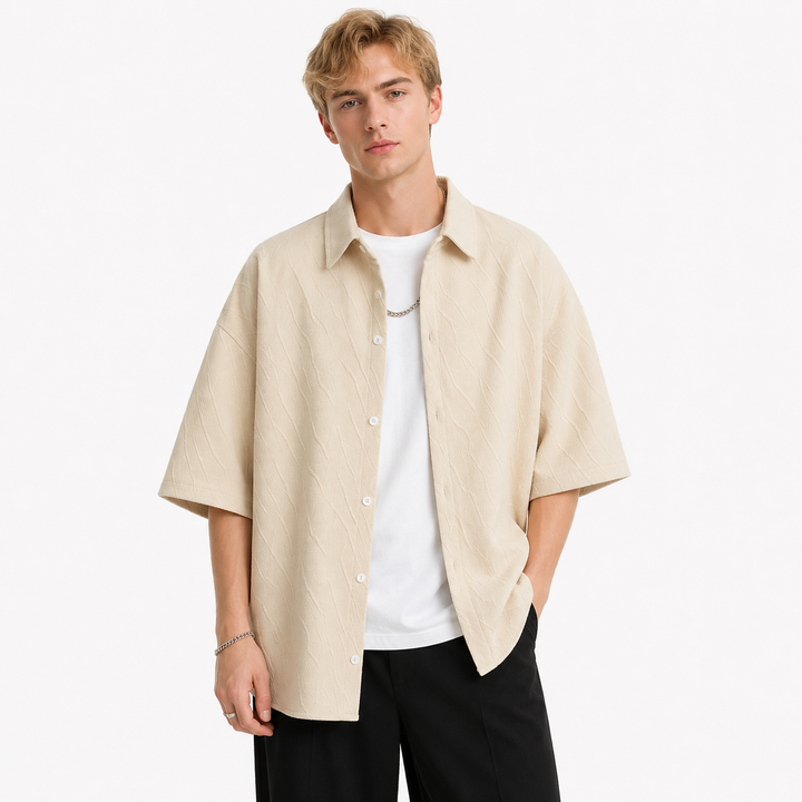 Casual herreskjorte med korterme i jacquardstoff. Ideell for fritid og sommer. Komfortabel passform.