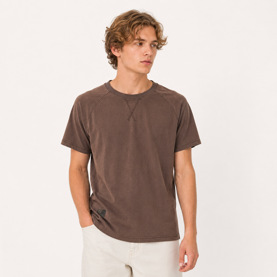 Mørk blå herre vintage t-skjorte i vasket bomull, løs passform. Premium kvalitet retro streetwear.
