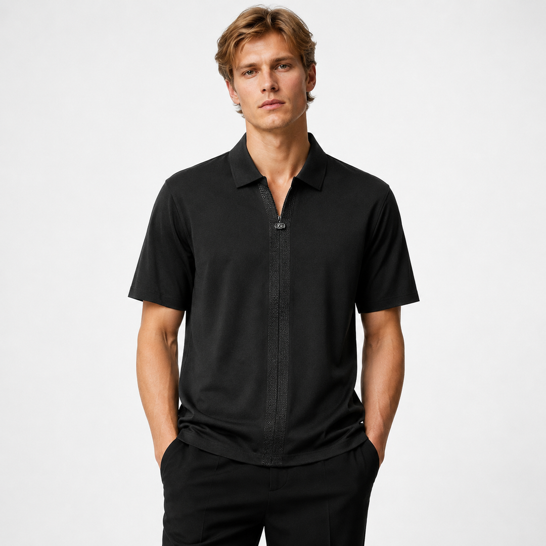 Herre polo T-skjorte med pustende stoff, V-hals og elegante rhinsteindetaljer. Stilren passform.