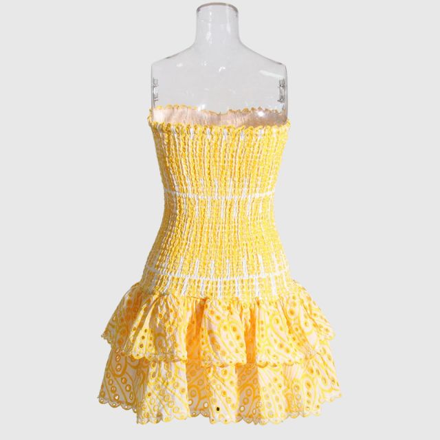 Stroppeløs minikjole for dame. Fargerik, rynket bandeau og levende paisleymønster. Perfekt festkjole.