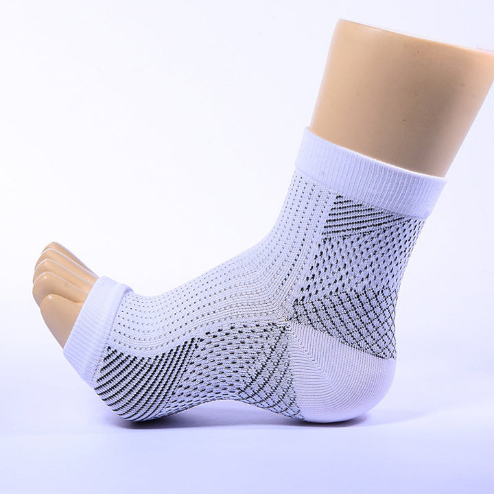 Et par svarte Unisex Soothe kompresjonssokker, klare til å gi sirkulasjon og smertelindring for dine føtter.