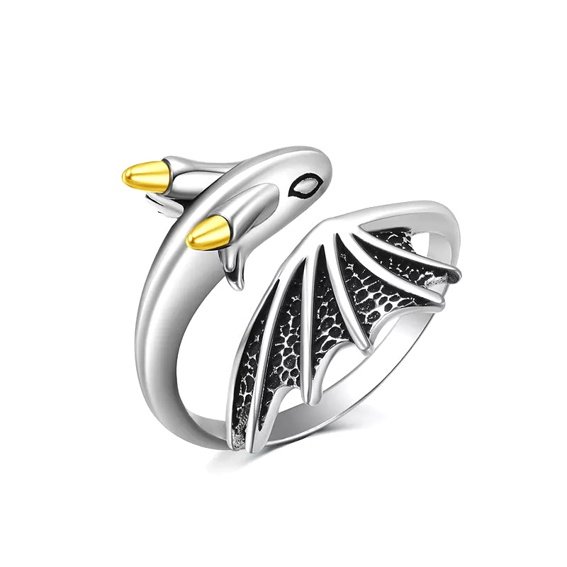 Elegant drage ring sett fra siden, med tydelig justerbar funksjon. Et unisex smykke i kobberfarge.