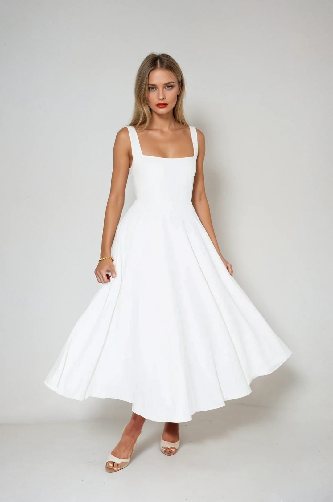 Elegant hvit midi kjole for damer, perfekt for festlige anledninger og cocktailfester.