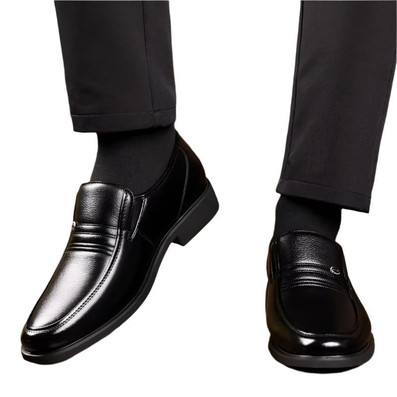 Svarte menns elegante slip-on dressko. Komfortable formelle jobbsko med diskret høydeøkning for herre.