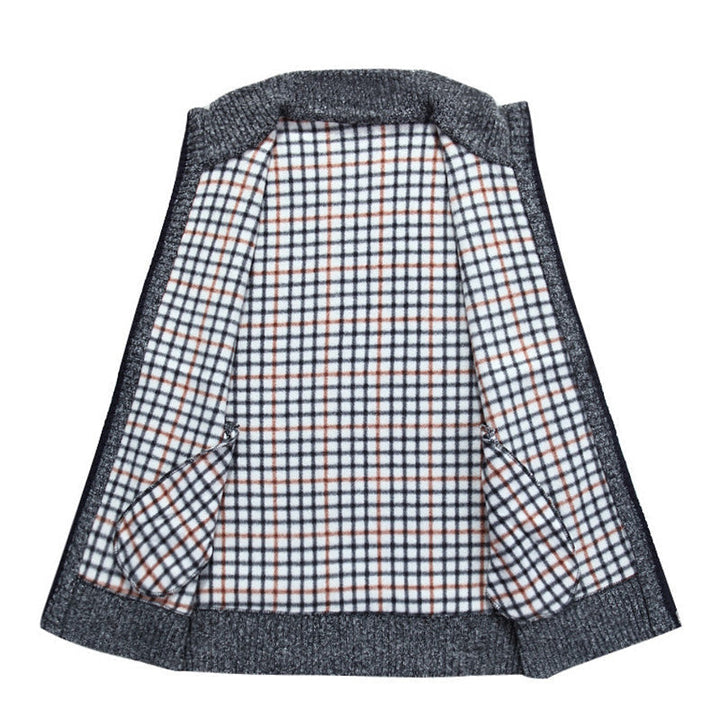 Elegant menns strikket cardigan. Høy hals og glidelås gir varme og komfortabel stil for vintermåneder.