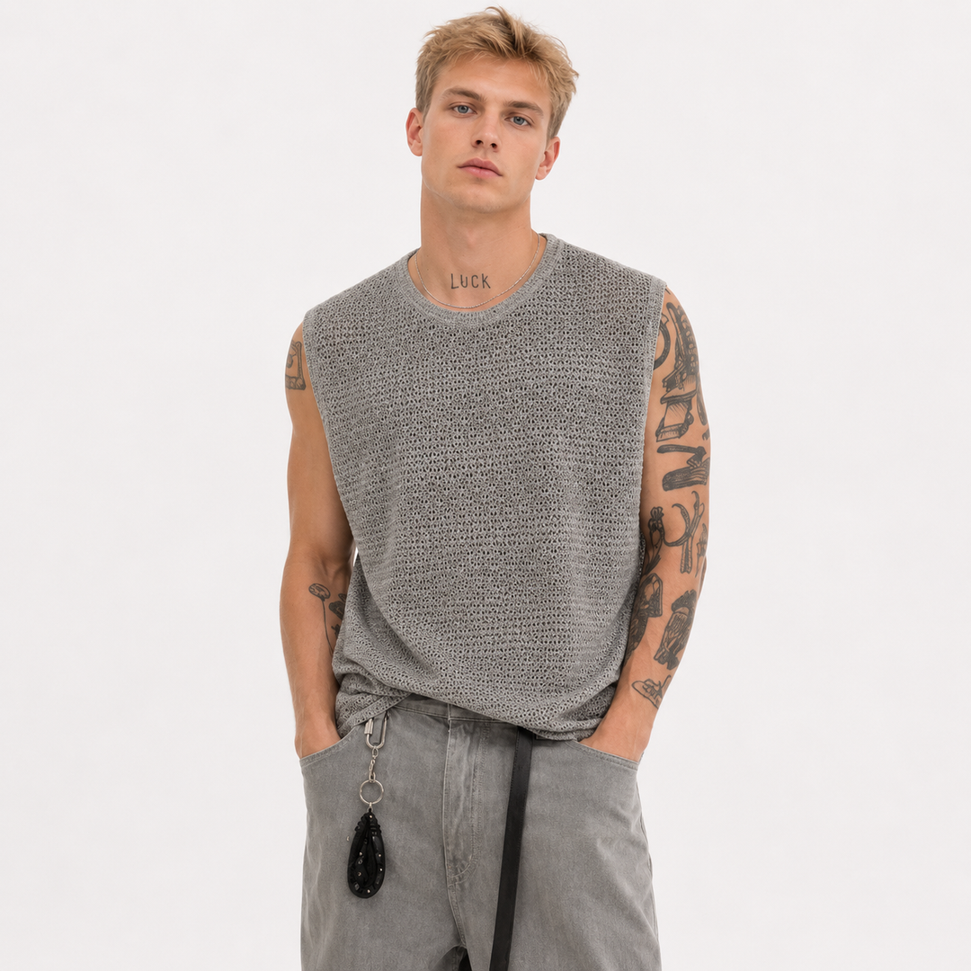 Stilig ermeløs strikketopp for menn med åpent mønster, perfekt for casual sommerbruk.