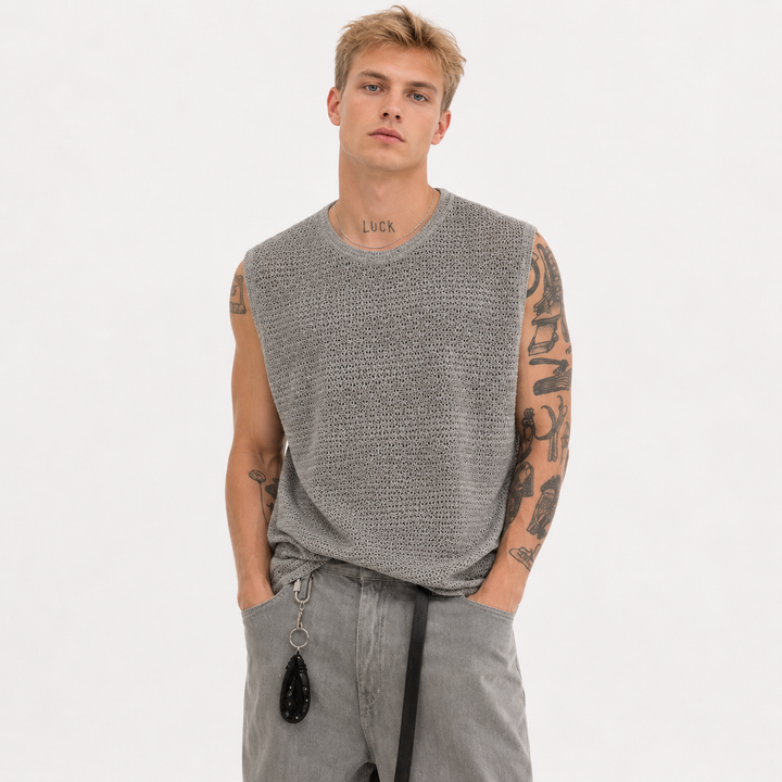 Stilig ermeløs strikketopp for menn med åpent mønster, perfekt for casual sommerbruk.