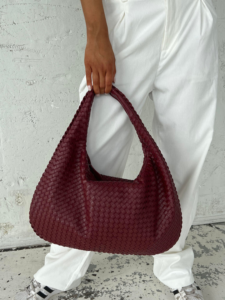 Motebevisst vegansk skinnveske for kvinner. Elegant design med stor plass; ideell for daglig pendling.