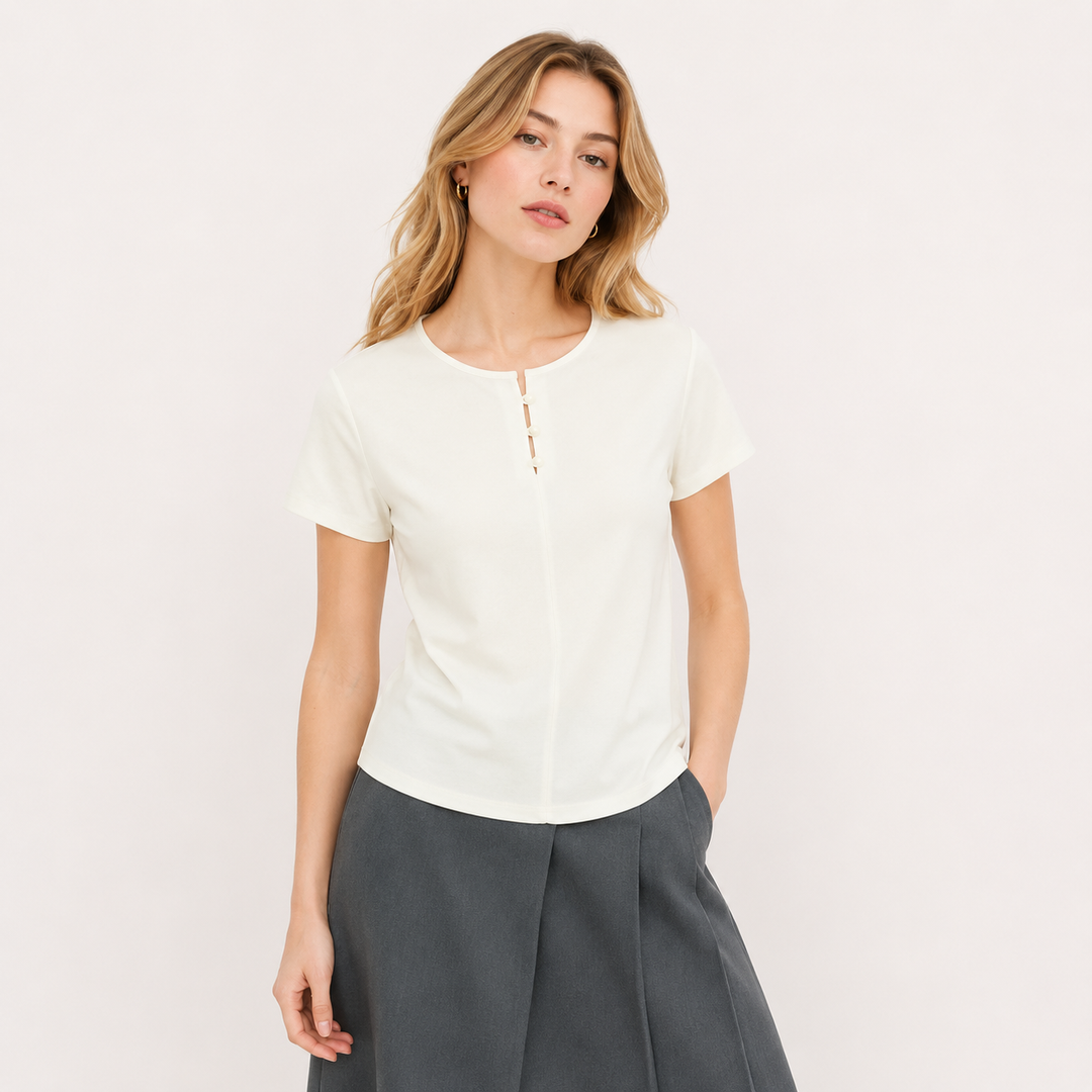 Dame t-skjorte med cut-out detalj og perleknapper, en elegant sommertopp for kvinner.