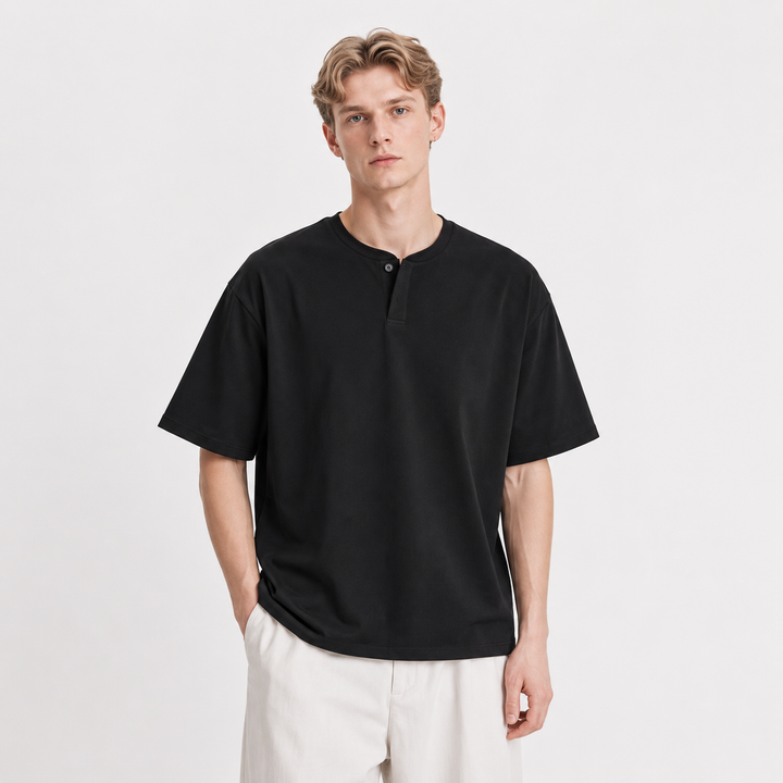 Herre kortermet Henley t-skjorte i myk bomull med knapper. Ideell for fritid og hverdag.