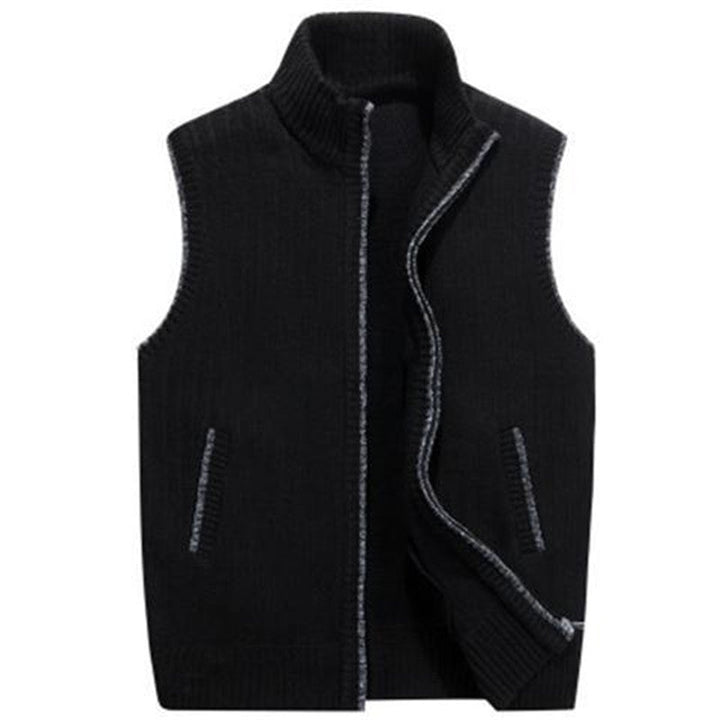 Mann iført en stilig, varm strikkecardigan. Høy hals og glidelås gir en elegant og komfortabel høst/vinter-stil.