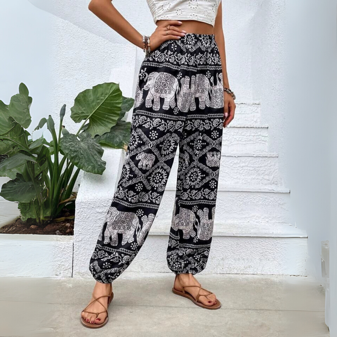 Vide ben haremsbukse for damer med levende elefantdesign. Løs og komfortabel, egnet for avslappet strandlook.