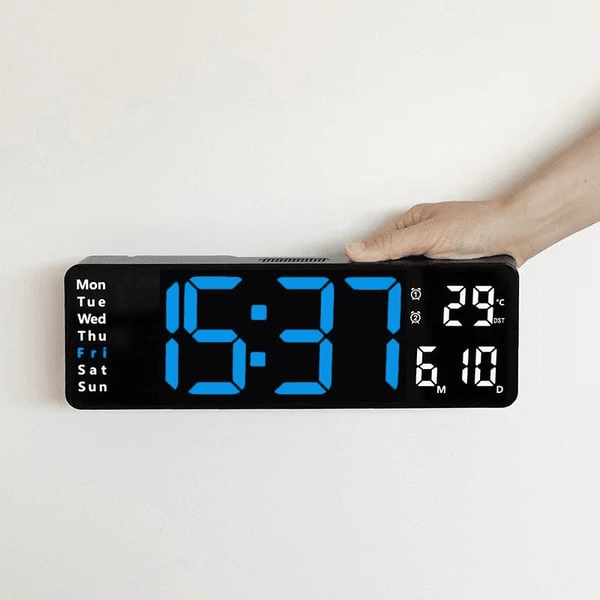 Minimalistisk ClearView digital klokke med stor skjerm. Visning av tid, dato og temperatur.