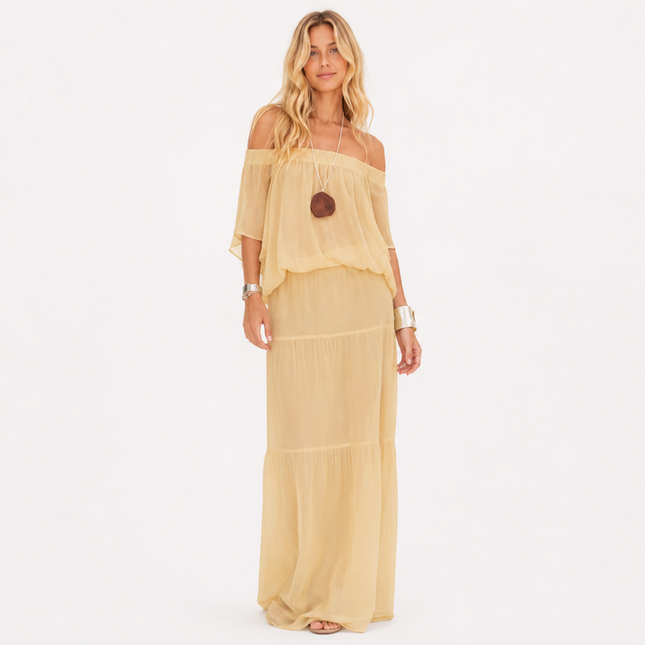 Elegant dame sommerkjole i bohemsk stil, ideell som feriekjole eller luftig strandkjole med V-hals.
