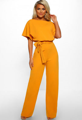 Moderne damejumpsuit med elegant silhuett, snøring i midjen og komfortable vide ben. Perfekt for fest.