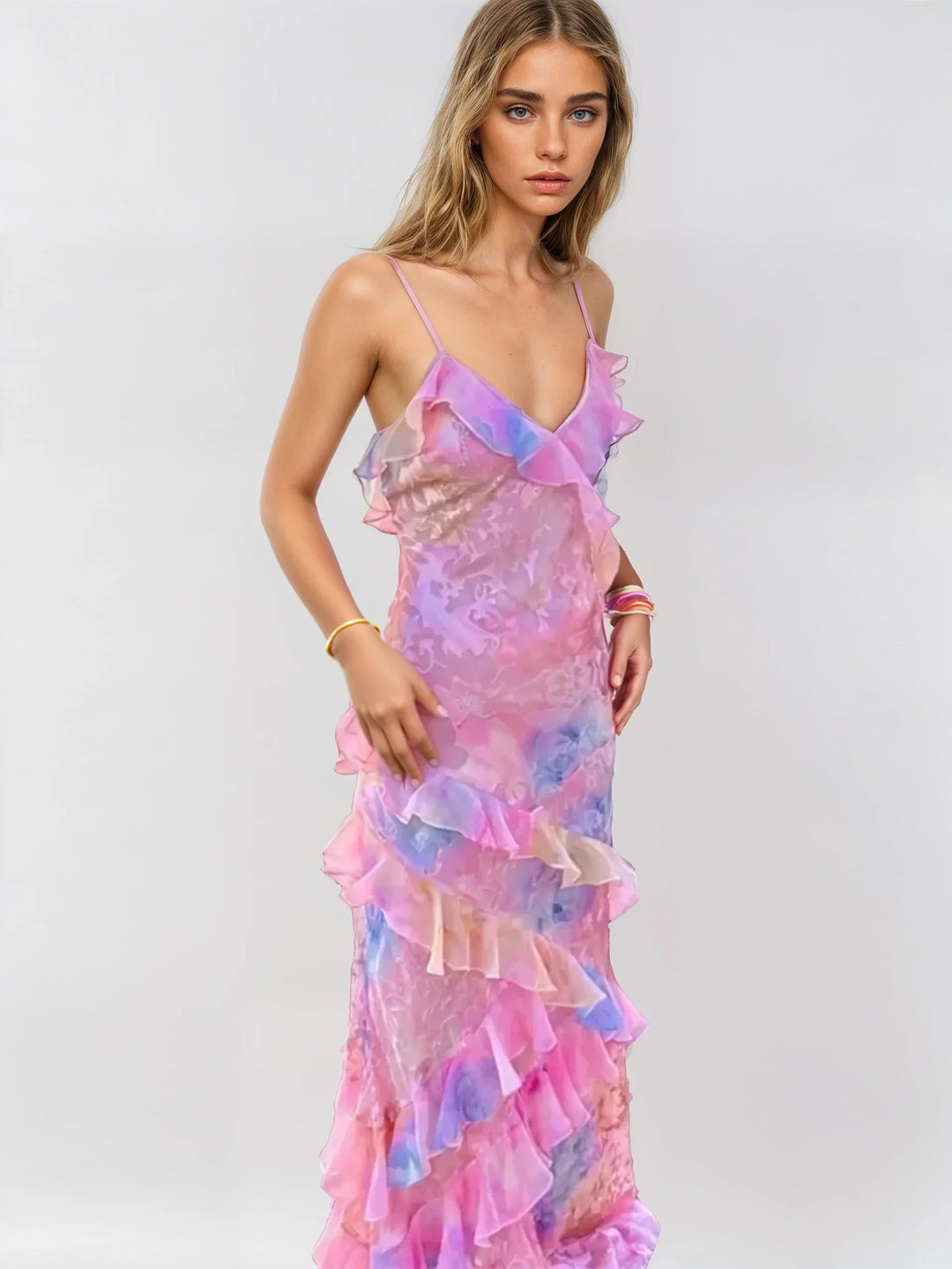 Elegant lang romantisk mesh sommerkjole for kvinner i pastellfarger, ideell for strand eller sommerfest.