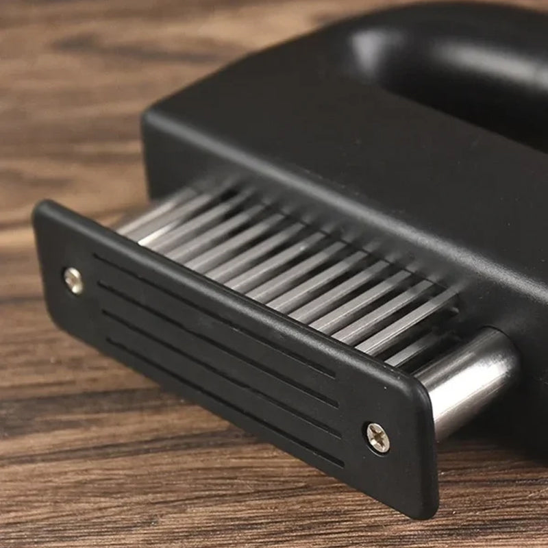 Få mørt kjøtt til grillen med denne kjøttmørneren. 48 kniver i rustfritt stål, lett å rengjøre.