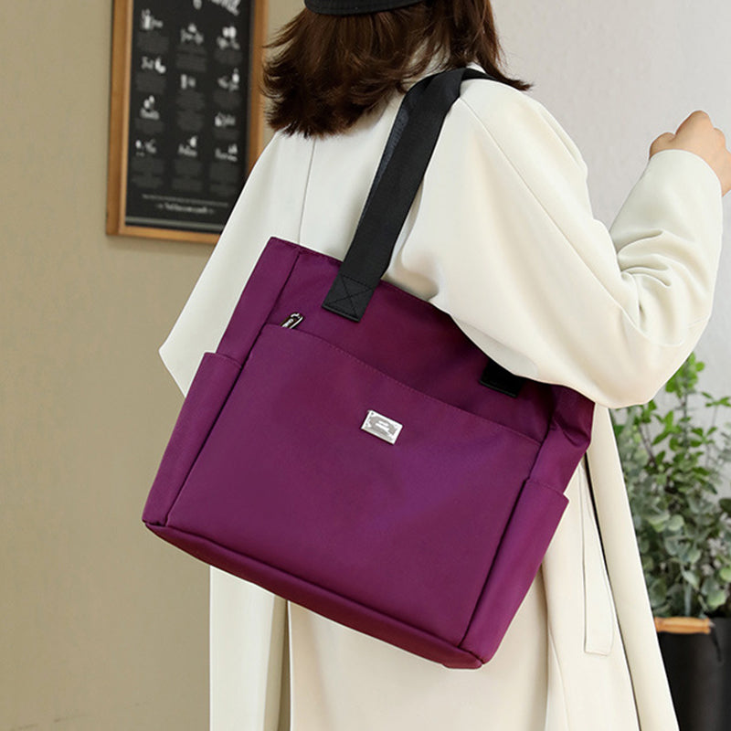 Slitesterk nylonveske, vanntett og lett, utmerket som reiseveske eller crossbody.