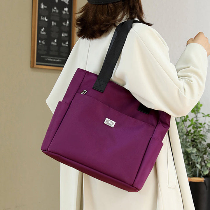 Slitesterk nylonveske, vanntett og lett, utmerket som reiseveske eller crossbody.