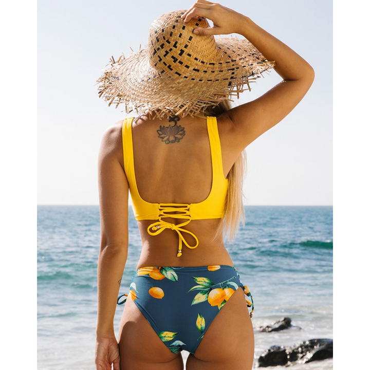 Kvinners fargerike bikini for avslapning ved stranden. To-delt sommerstil badetøy for ferie.
