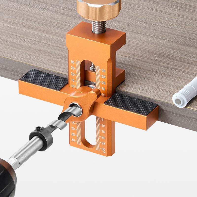 DIY-vennlig boreguide med drill, for rask og feilfri installasjon av skapdører.