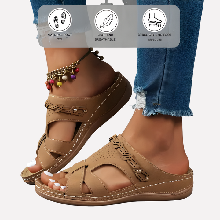 Sommerlige damesandaler med kilehæl. Trendy flip-flops, ideelle som strandsko og fritidssko.