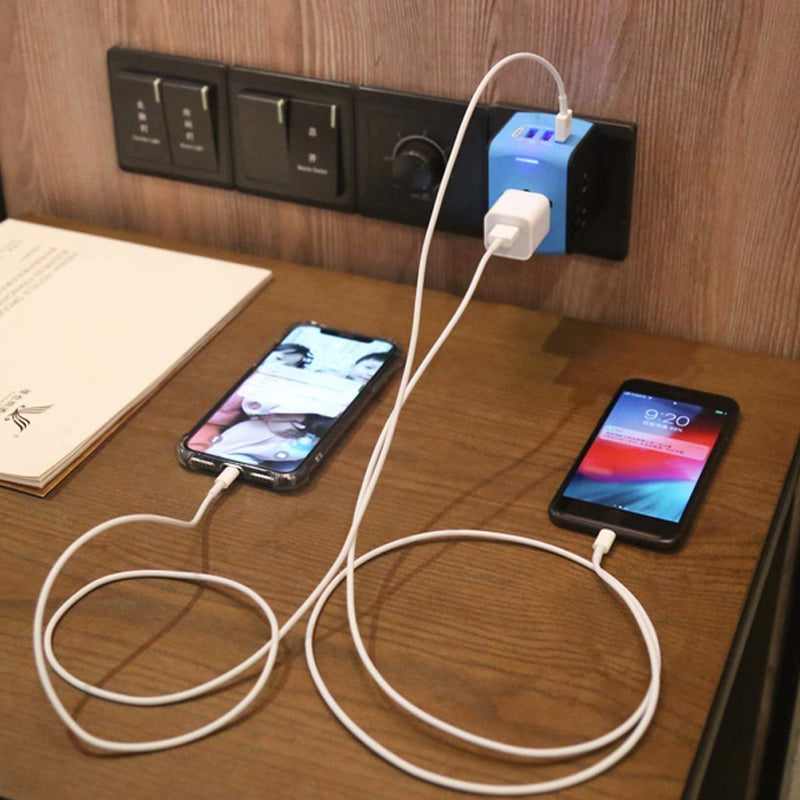 Praktisk universell ladestasjon med USB-porter, essensielt reisetilbehør for elektronikk.