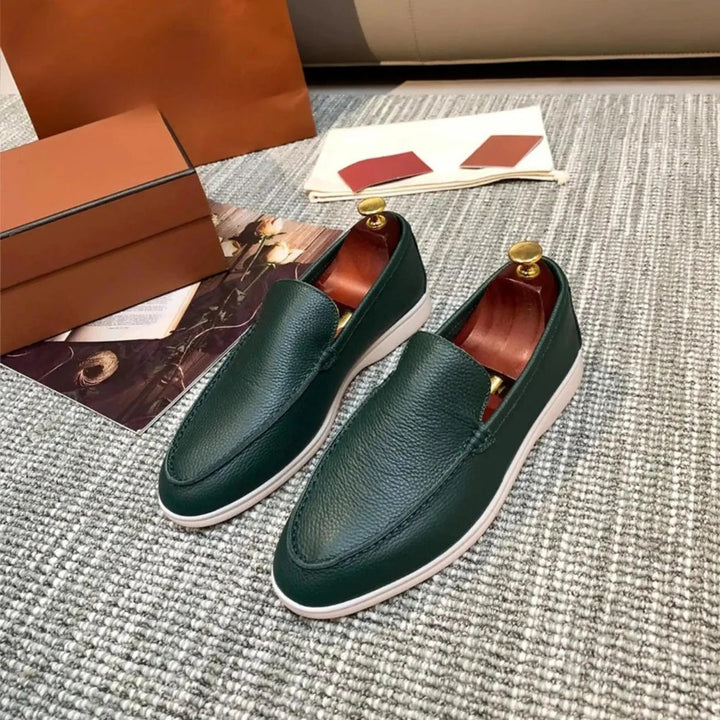 En person iført elegante unisex loafers, som fremhever den tidløse stilen og komforten. Perfekt til fest eller jobb.