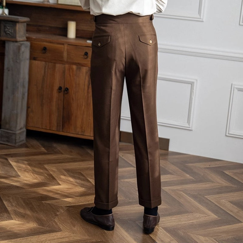 Komfortabel og elegant herrebukse, perfekt som dressbukse med spenne til kontoret.