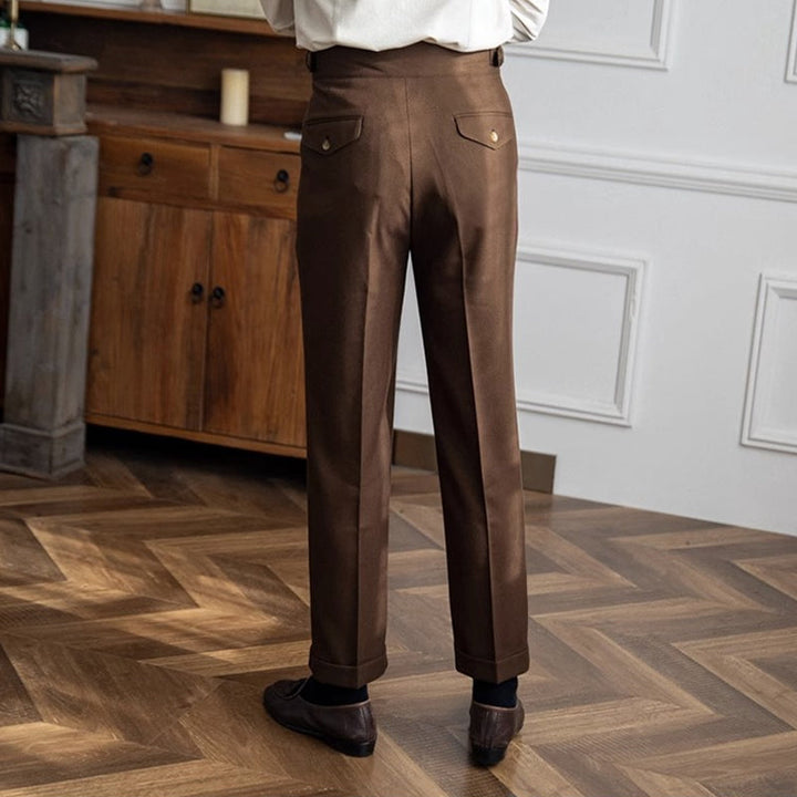 Komfortabel og elegant herrebukse, perfekt som dressbukse med spenne til kontoret.