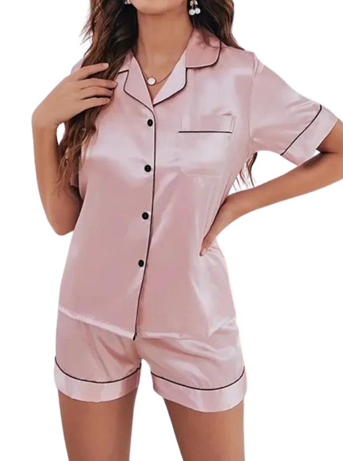 Komfortabelt nattsett i to deler for kvinner: løs kortermet topp og myke shorts for avslappet loungewear.