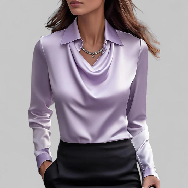 Kontorstil bluse for damer. Stilfull topp med vannfallutringning og lange ermer for profesjonell look.