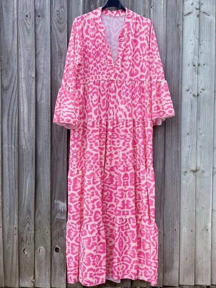 Elegant leopardmønstret sommerkjole for dame. Lett, pustende og komfortabel, perfekt for varme dager.