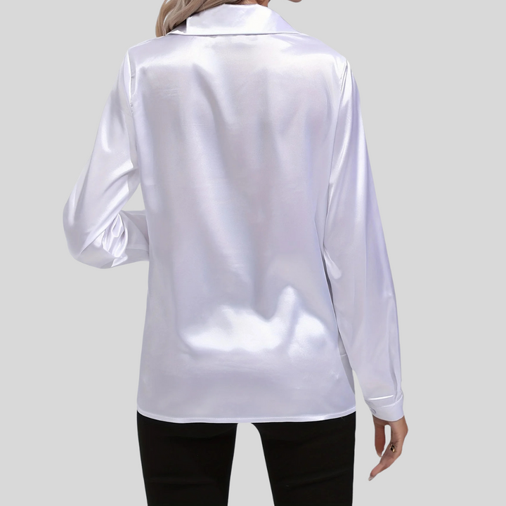 Enkel og chic damebluse, langermet. Perfekt for minimalistisk og sofistikert kontorstil.