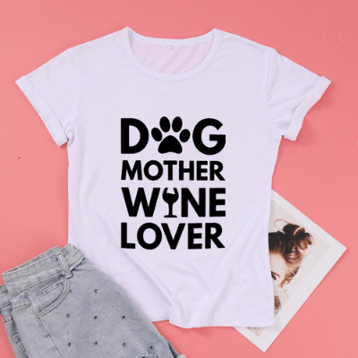 Dame t-skjorte i bomull med 'Hund Mor Vinelsker' motiv, perfekt for fritid og hverdagsbruk.