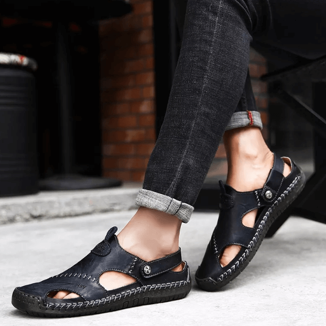 Gladiator-inspirerte ortopediske sandaler for menn, med justerbare stropper.