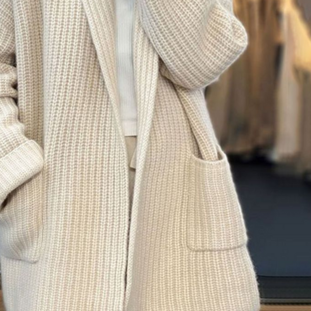 Allsidig dame strikket cardigan for hverdag. Myk, varm og uformell stil. Perfekt for høst og vinter.