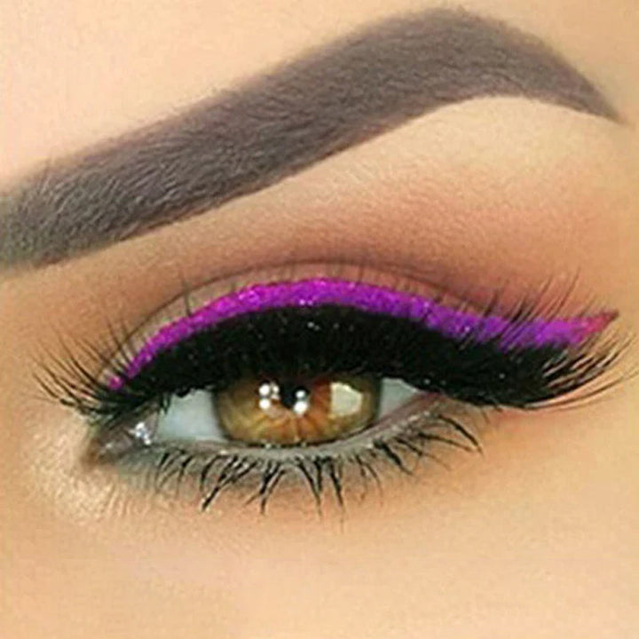Detalj av gjenbrukbart eyeliner klistremerke som gir en presis kattøye form for øyesminke.