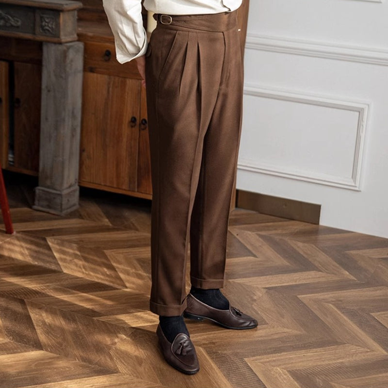 Tidløs menns dressbukse som kombinerer klassisk stil med moderne spennedetaljer.
