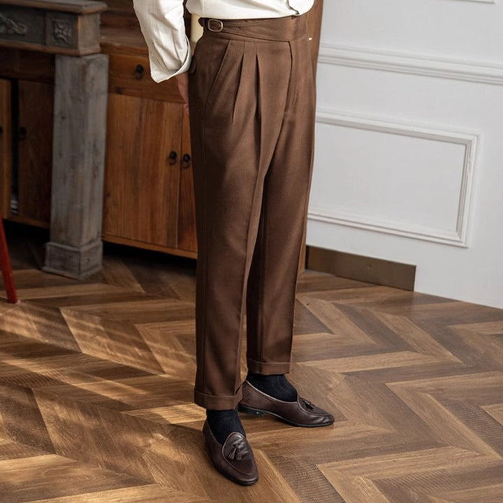 Tidløs menns dressbukse som kombinerer klassisk stil med moderne spennedetaljer.