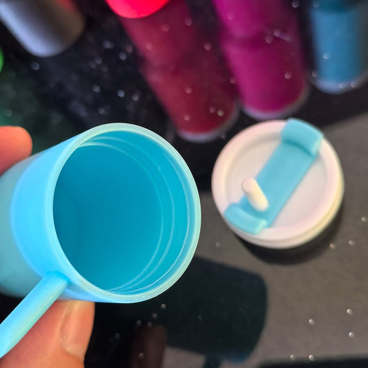 Smart tilbehør: Nøkkelring med liten kopp design og sikker holder for leppepomade. En praktisk gave.