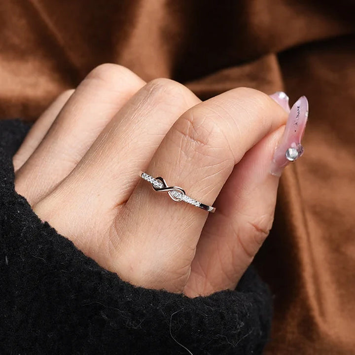 Infinityring i rosegull i gaveeske, en uforglemmelig kjærlighetsgave til datter.