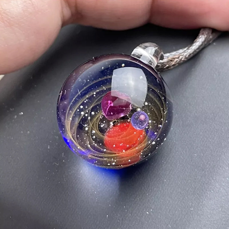 Unisex kosmisk stjernehalskjede med glitrende glassperle, perfekt for astrologi entusiaster.