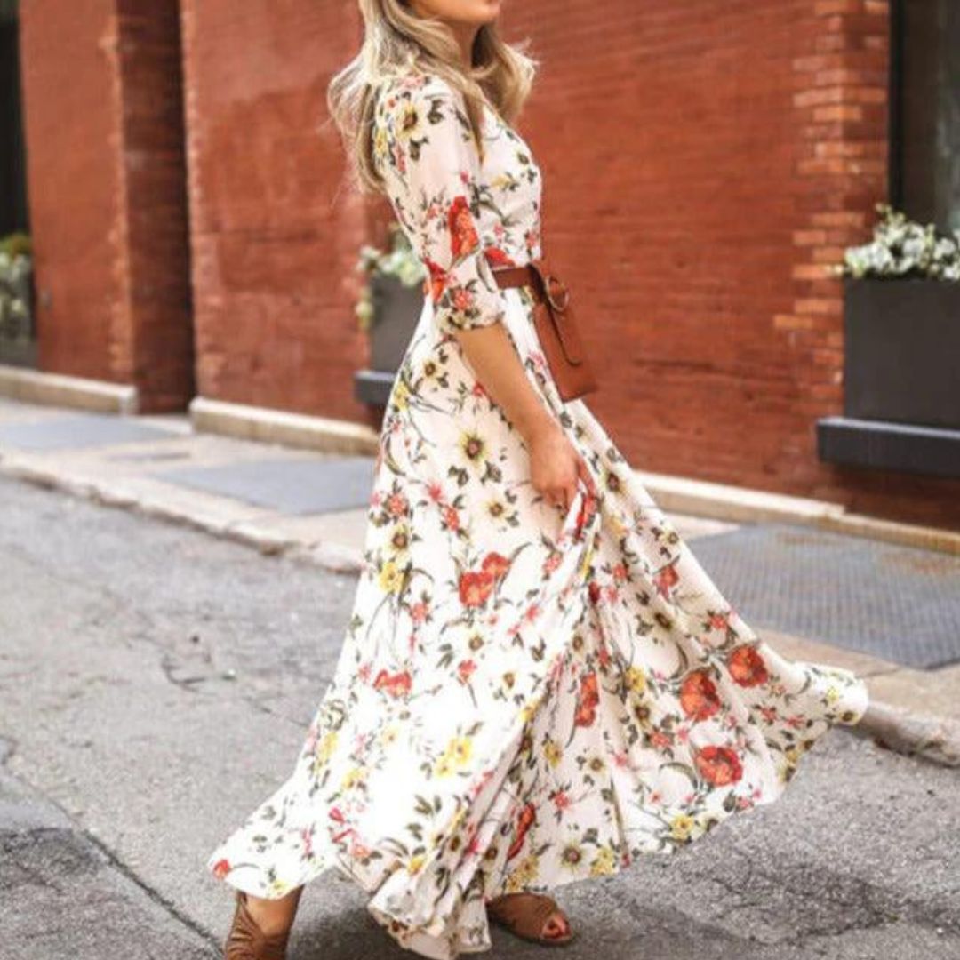 Lang blomstrete sommerkjole for kvinner med belte. Perfekt som casual eller festkjole.