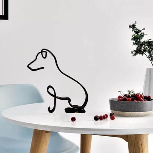 Moderne minimalistisk hundeskulptur i metall for designelskere.