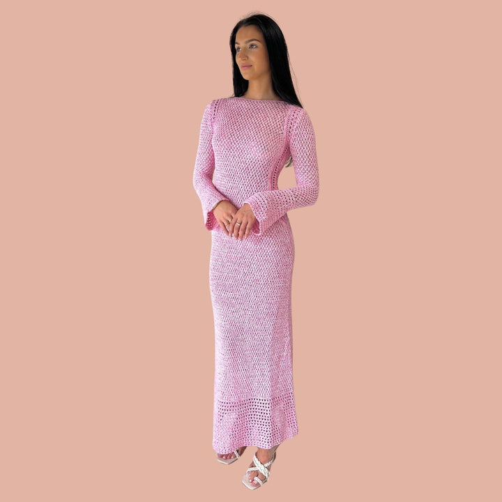 Tidløs elegant rosa maxikjole med lange ermer. Damekjole i strikk, passer til både hverdag og fest.